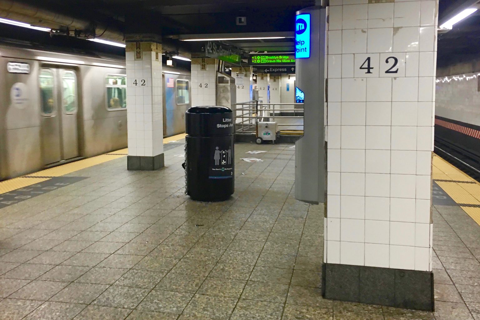 Andén de la línea Lexington Avenue en la estación 42 St-Grand Central, con un tren detenido y las columnas marcadas con el número 42