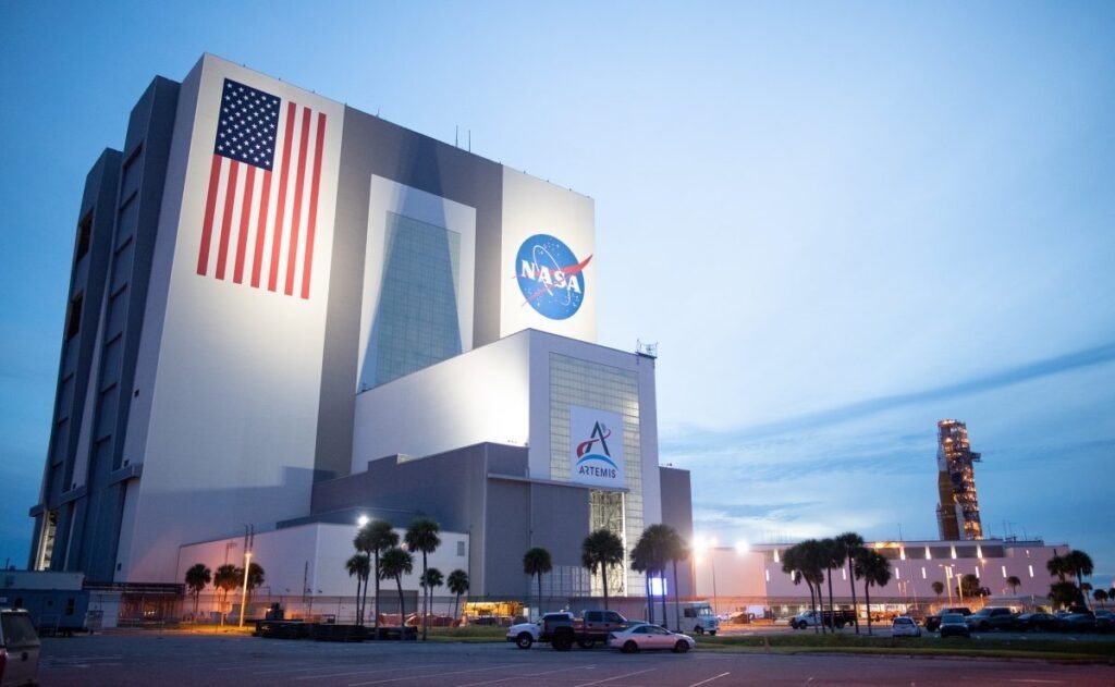 LA NASA: EXPLORANDO EL COSMOS