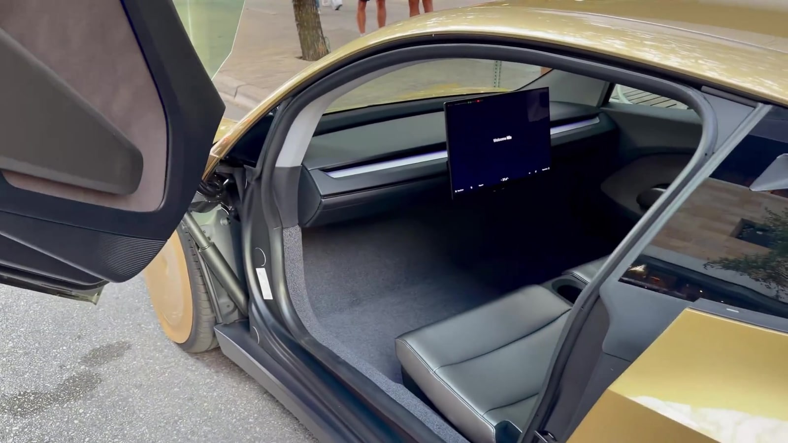 Interior de un Tesla Cybercab sin volante ni pedales